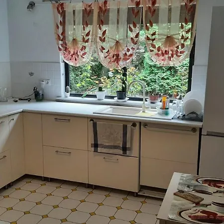 Konukevi Ochota Forest Varşova